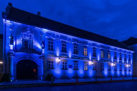 A gyermekjogok világnapján a székesfehérvári Városháza is kék színű fényekbe öltözött